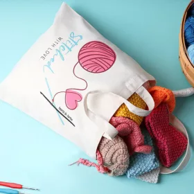   Horgoló készlet színes fonalakkal és kiegészítőkkel, ajándék válltáskával kreatív horgoláshoz