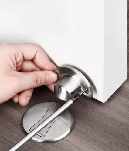 Elegáns mágneses ajtóütköző - diszkrét és erős ajtótartó megoldás