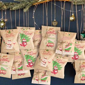   24 db Retro karácsonyi ajándék papírzacskó szett matricákkal, Mikulás, Hóember és Róka mintákkal, színes kivitelben