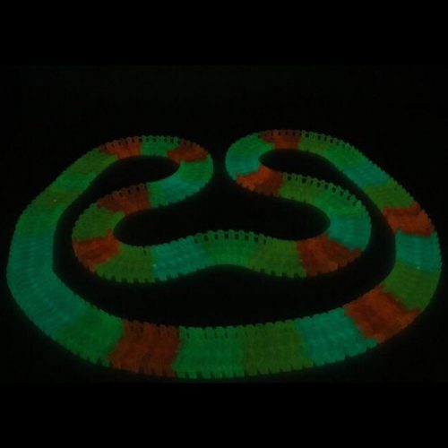 Autópálya játék szett világító autóval gyerekeknek és családi szórakozáshoz