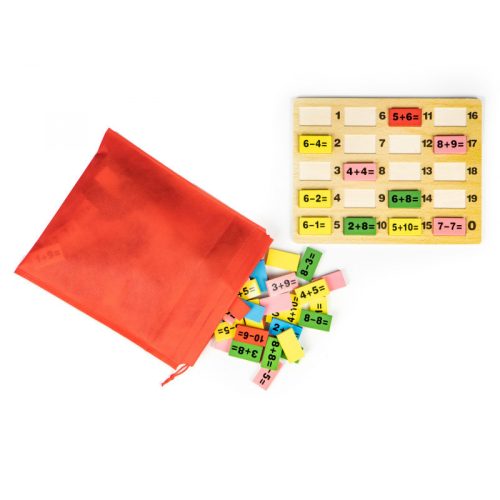 Matematikai oktató kockák dominókkal és táblával