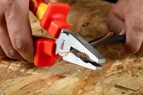 NEO TOOLS Kombinált fogó 1000V, szigetelt, 160mm (6"), CrV, polírozott 25 év garanciával 01-220