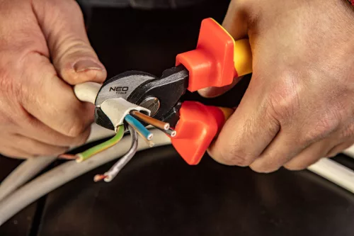 NEO TOOLS Kábelvágó fogó 1000V, szigetelt, 160mm (6"), CrV 25 év garanciával 01-233