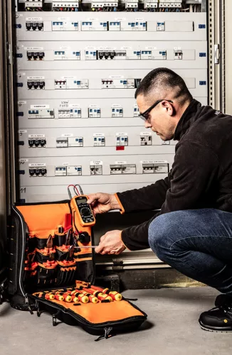 NEO TOOLS Szerszámkészlet villanyszerelőknek,31 részes, hátizsákkal 01-313
