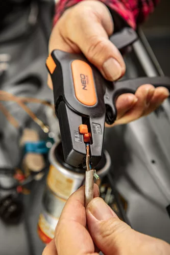 NEO TOOLS Kábelcsupaszító fogó 195mm, autómata 01-519