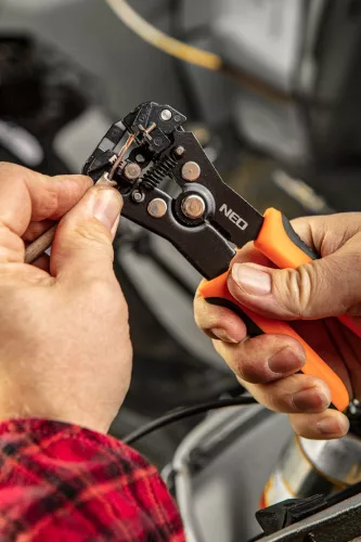 NEO TOOLS Kábelcsupaszító fogó 200MM, autómata 01-540