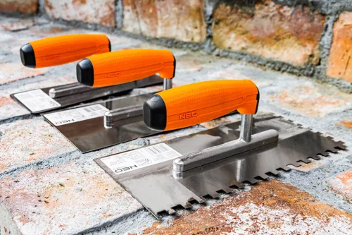 NEO TOOLS Acél simító, fogazott, rozsdamentes, 270x128mm, 10x10x10mm, fa markolat 50-164