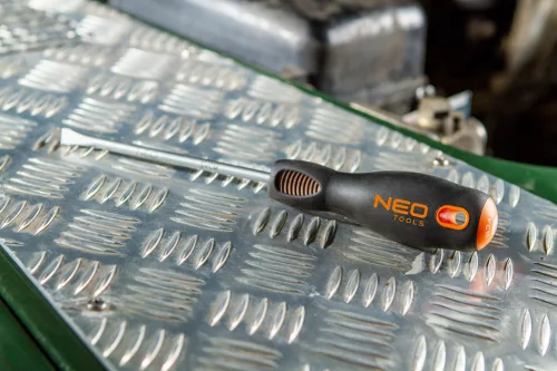 NEO TOOLS Csavarhúzó lapos 6.5X38 25 év garanciával 04-001