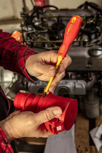NEO TOOLS Csavarhúzó lapos 2.5X75 1000V szigetelt 25 év garanciával 04-051