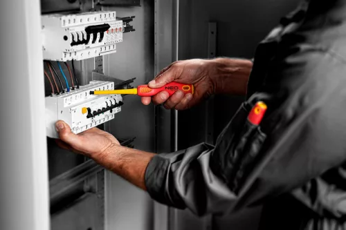 NEO TOOLS Csavarhúzó PH2X100 1000V, szigetelt 25 év garanciával 04-073