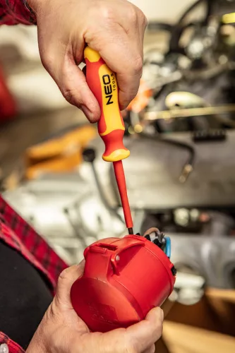 NEO TOOLS Csavarhúzó PH 1000V, szigetelt, PH1x4.5x80mm, S2 acél 25 év garanciával 04-138