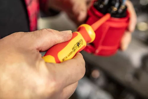 NEO TOOLS Csavarhúzó PH 1000V, szigetelt, PH1x4.5x80mm, S2 acél 25 év garanciával 04-138