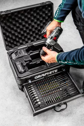 GRAPHITE Akkus fúró Energy+, 2db akku+töltő!, 18V/2Ah, 10mm + alu koffer + 109 kiegészítő, levehető fúrótokmány 3 év garanciával 58G022-PS15