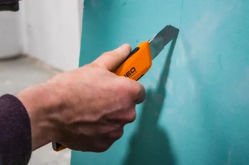 NEO TOOLS Törhető pengés kés 18mm, puha markolat, fém vezetősín 63-060