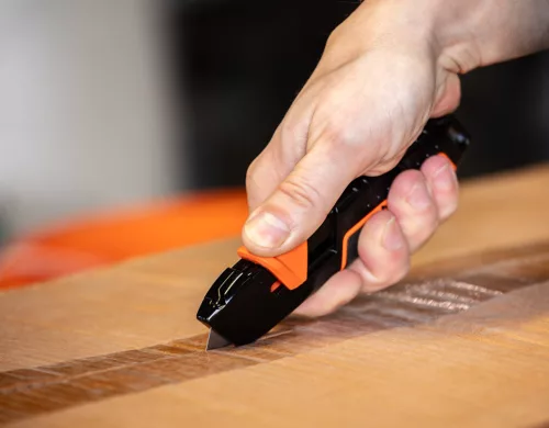 NEO TOOLS Trapézpengés kés, biztonsági, rugós pengevisszahúzóval, alu házas 63-704