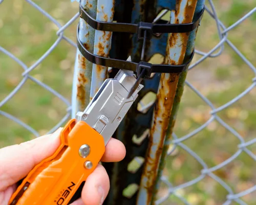 NEO TOOLS Trapézpengés kés, 90 fokban elfordítható fejjel, vágó és kaparó funkció, összecsukható, aluházas, 2db tartalék pengével 63-708