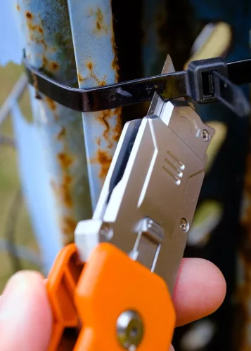 NEO TOOLS Trapézpengés kés, 90 fokban elfordítható fejjel, vágó és kaparó funkció, összecsukható, aluházas, 2db tartalék pengével 63-708