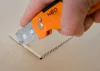 NEO TOOLS Trapézpengés kés, 90 fokban elfordítható fejjel, vágó és kaparó funkció, összecsukható, aluházas, 2db tartalék pengével 63-708
