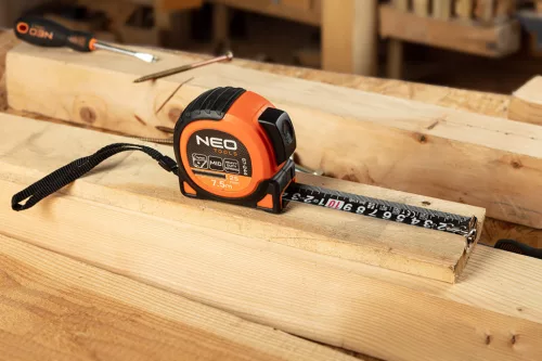 NEO TOOLS Mérőszalag, 3m/16mm, erősített rugós, acél, fekete szalag fehér nagyított skálával, mágneses, autostop+rögzítő 67-241