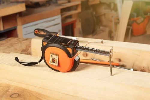 NEO TOOLS Mérőszalag, 3m/16mm, erősített rugós, acél, fekete szalag fehér nagyított skálával, mágneses, autostop+rögzítő 67-241