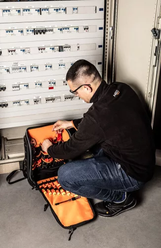 NEO TOOLS Szerszámos hátizsák, fekete, 20l, erősített 600D poliészter, kívül 7 zseb, belül 19 zseb 84-329
