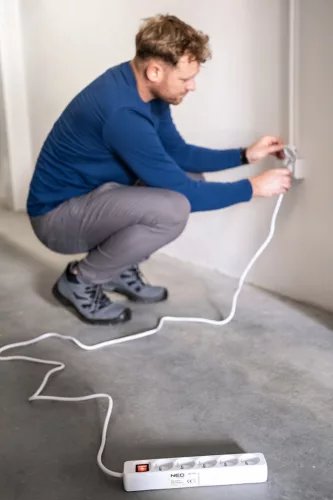 NEO TOOLS Hálózati elosztó, kapcsolós, 4 aljzat, 1,5m/ 3x1,5mm2 kábel, fekete 90-184