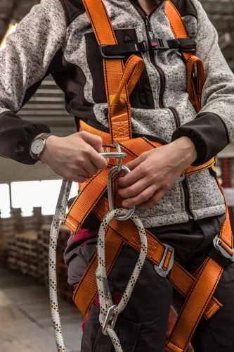 NEO TOOLS Munkavédelmi testhevederzet rögzítőövvel és lengéscsillapítóval 97-102