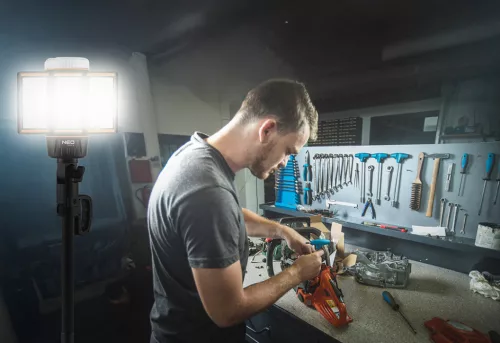 NEO TOOLS Reflektor, állványos, akkumulátoros, 5000lm fényerő + töltő 99-121
