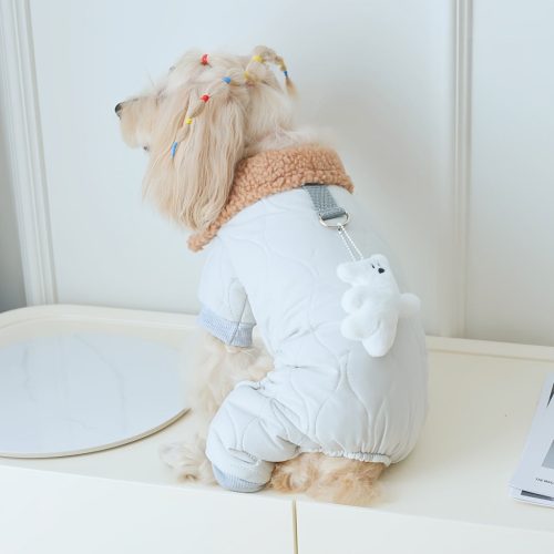 Kényelmes vastagított kisállat ruha medállal és pórázcsatlakozási lehetőséggel