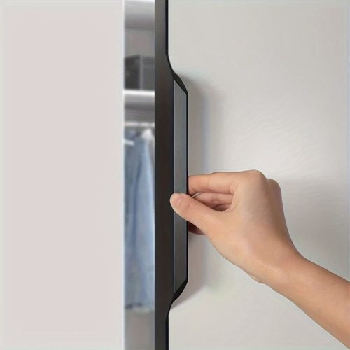 Fekete ujjperemes húzófogantyú szekrényajtóhoz