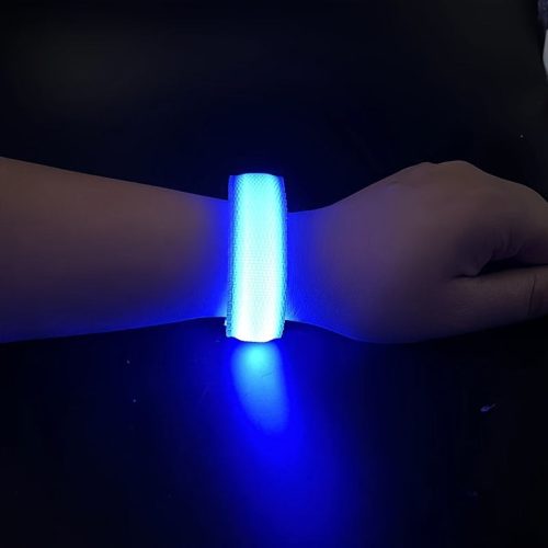 LED-es futó karszalag