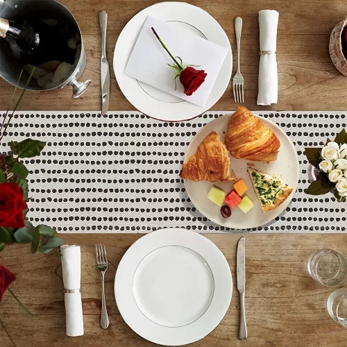 Asztali futó Fekete Pöttyökkel