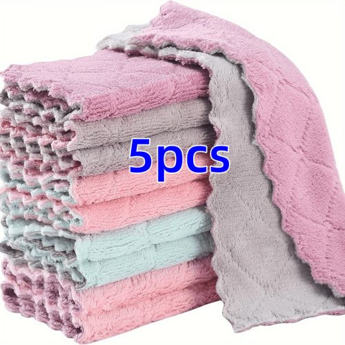 Többszínű konyhai törölközők és rongyok