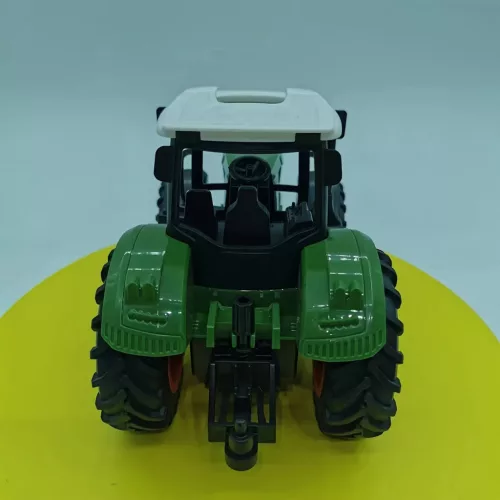 1/24 méretarányú Nagy Farm Traktor