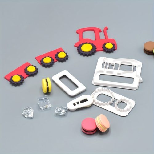 4 darabos traktor és autó alakú süteményszaggató készlet - Tartós műanyag kekszformák tortadíszítéshez és sütéshez, tökéletes születésnapi partikra