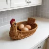 Húsvéti témájú szőtt csirke alakú kosár, mű rattan szőtt anyagból, dekoratív tálca - Falusias