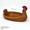 Húsvéti témájú szőtt csirke alakú kosár, mű rattan szőtt anyagból, dekoratív tálca - Falusias