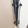 Falra szerelhető sarokszerszám-szervező, seprű- és felmosótartó hosszú nyélhez, csavarok nélkül Fehér