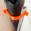 Falra szerelhető sarokszerszám-szervező, seprű- és felmosótartó hosszú nyélhez, csavarok nélkül Fekete